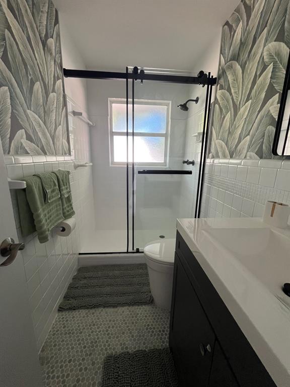 556 Southeast 15th Avenue Deerfield Beach, FL 33441 - Photo 36 of 42 a bathroom with a sink and mirror with bathtub