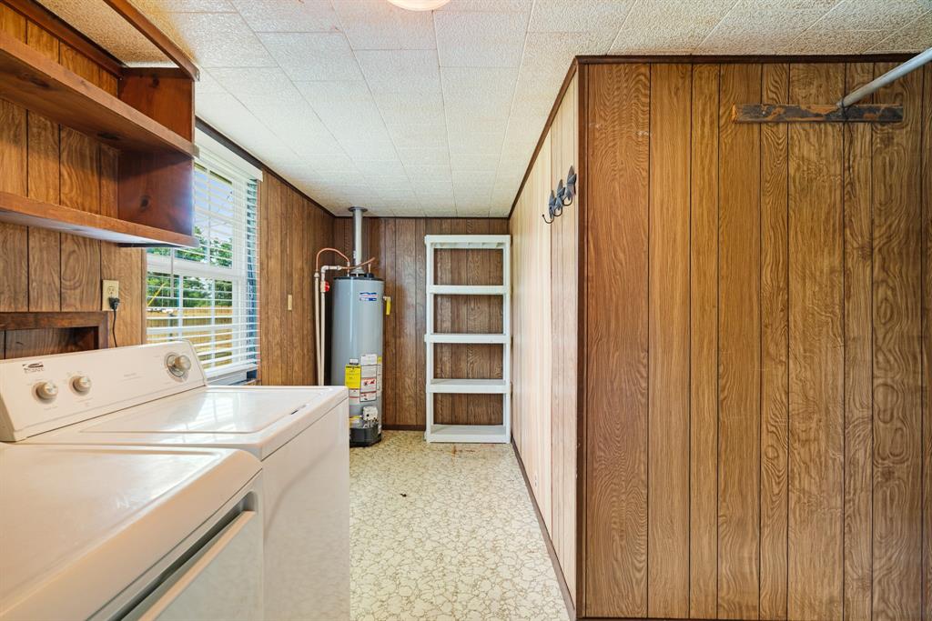 735 1st Southwest Detroit, TX 75436 - Photo 8 of 26 a view of hallway with washer and dryer