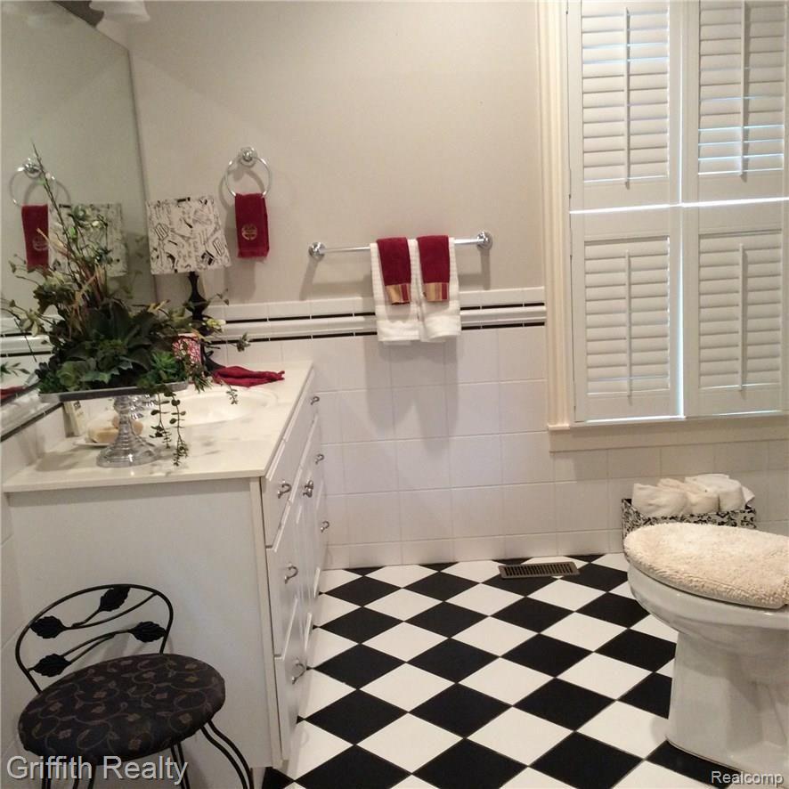 2240 North Eager Road Howell, MI 48855 - Photo 25 of 34 Black and White Bath.jpg