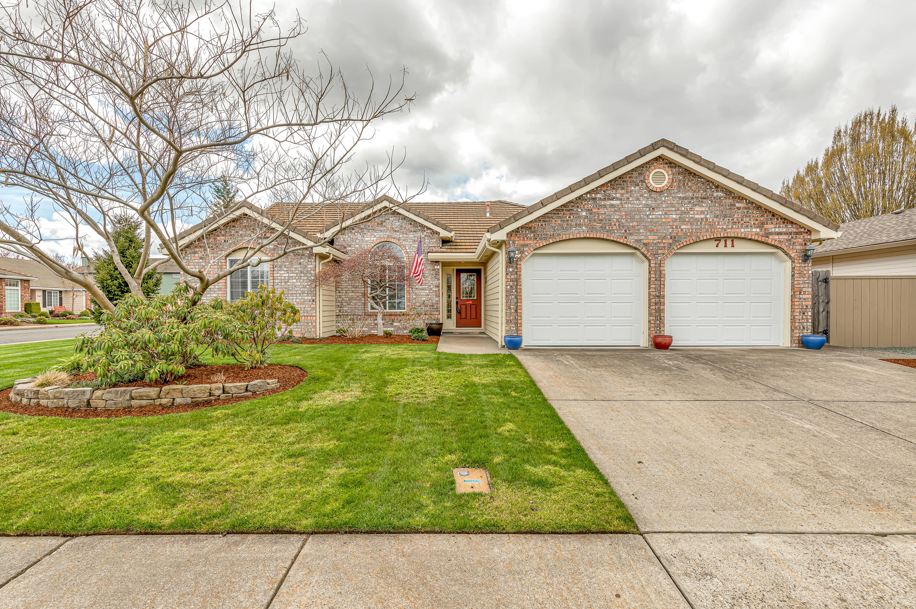 711 Brandon Street Central Point, OR 97502 - Photo 2 of 47 9R9A7750