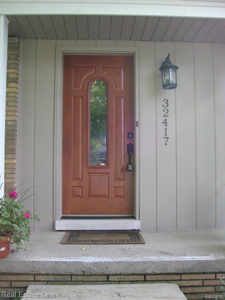 32417 Hearthstone Road Farmington, MI 48334 - Photo 3 of 37 CUSTOM ENTRY DOOR