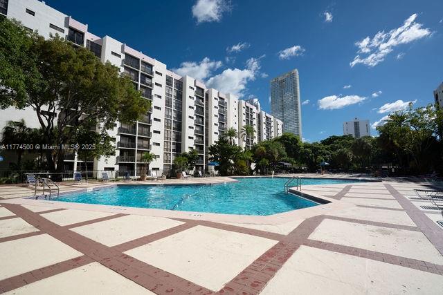 17021 North Bay Road, Unit 414 Sunny Isles Beach, FL 33160 - Photo 25 of 28 a view of a basketball court