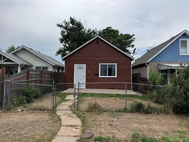 a view of a yard in front of a house with plants