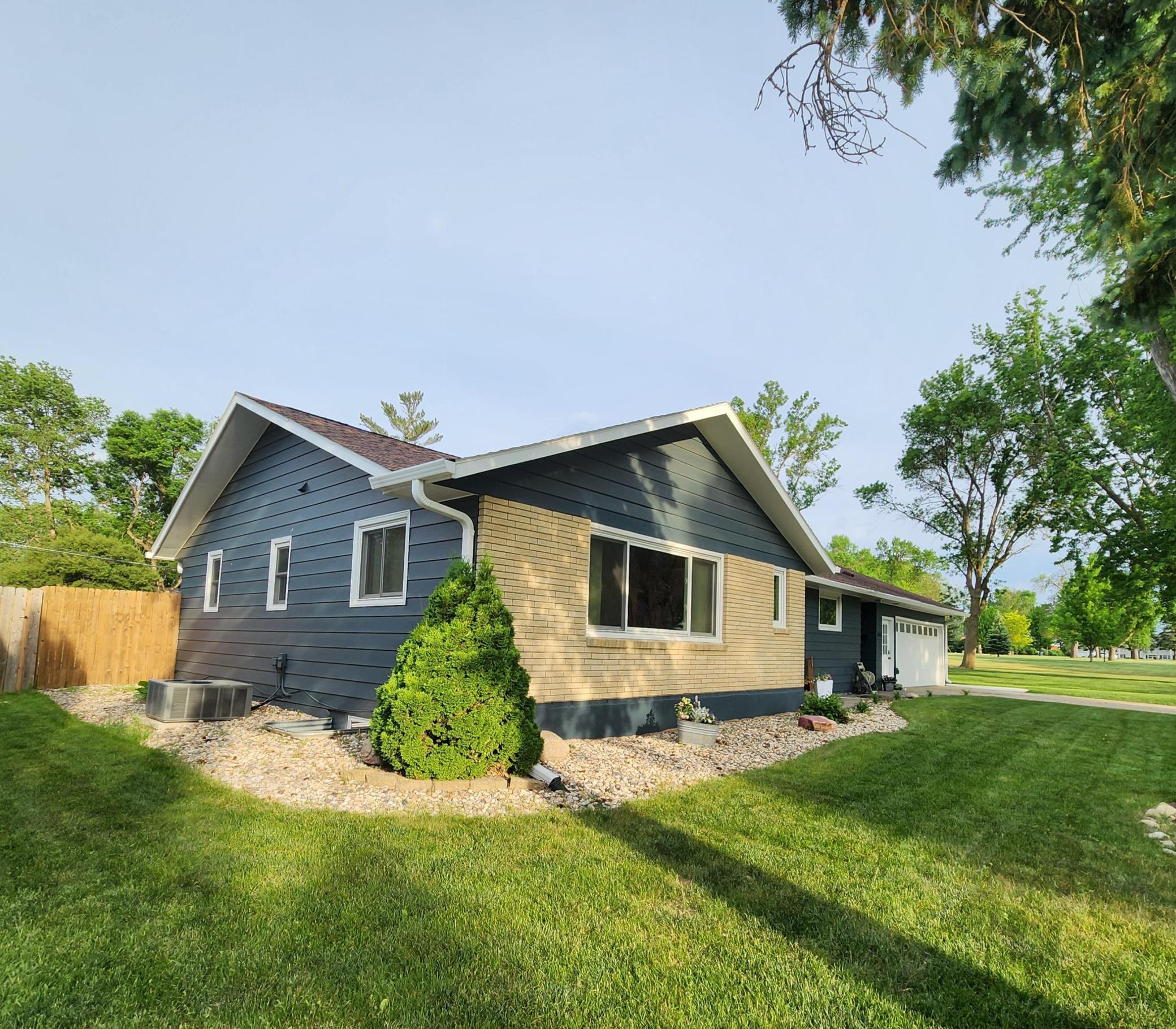 1105 5th Avenue Southwest Pipestone, MN 56164 - Photo 2 of 37