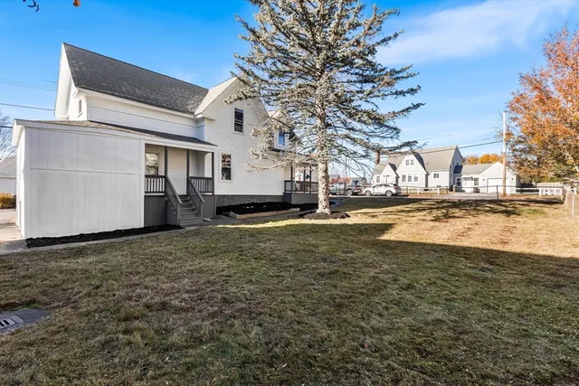 a view of a yard with a house