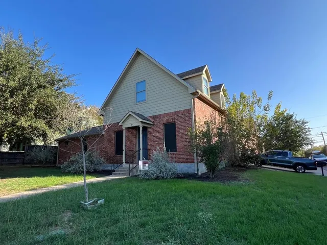 a view of a house with a yard