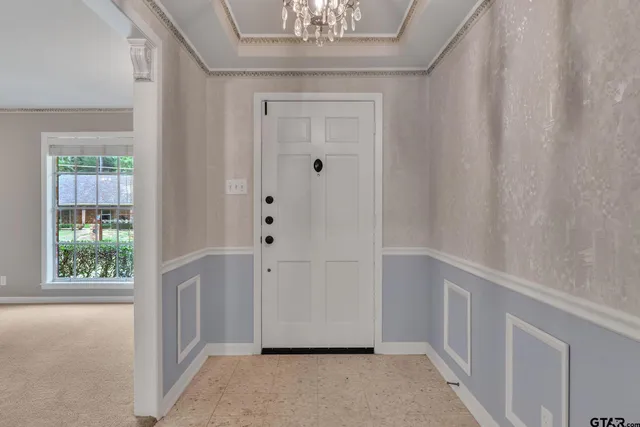 a view of entryway with window