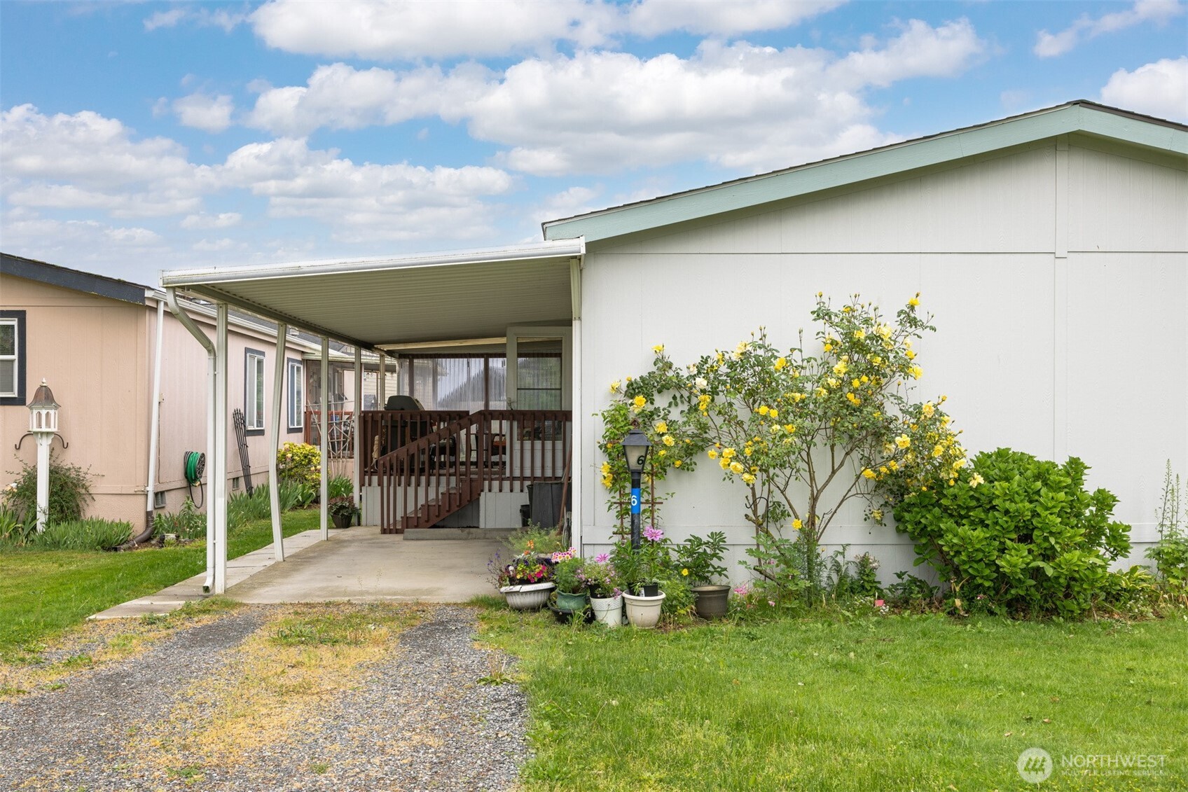 380 East Pole Road, Unit 6 Lynden, WA 98264 - Photo 39 of 40 a front view of a house with garden