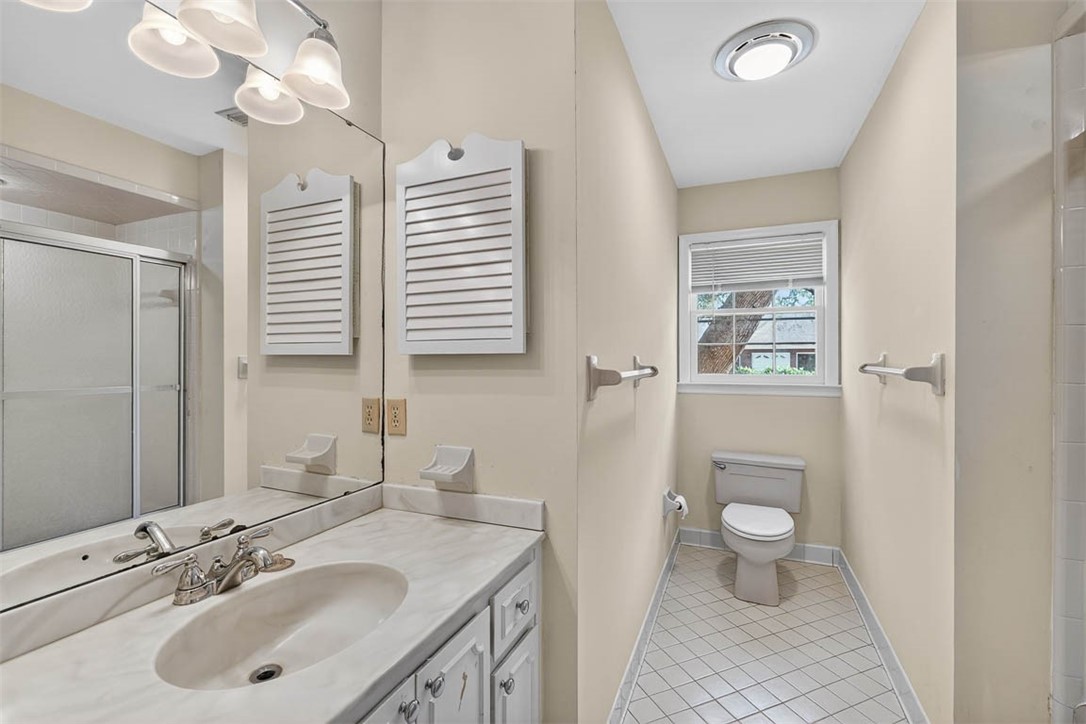201 Five Pounds Road St. Simons Island, GA 31522 - Photo 32 of 37 Hall bath