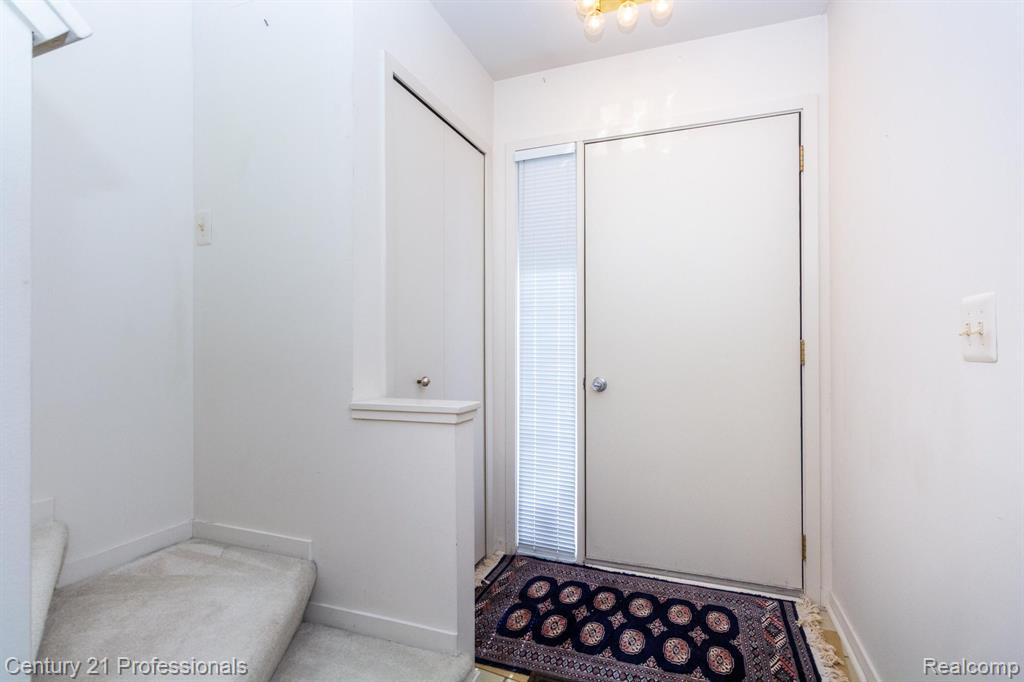 638 Ashley Circle Rochester Hills, MI 48307 - Photo 5 of 45