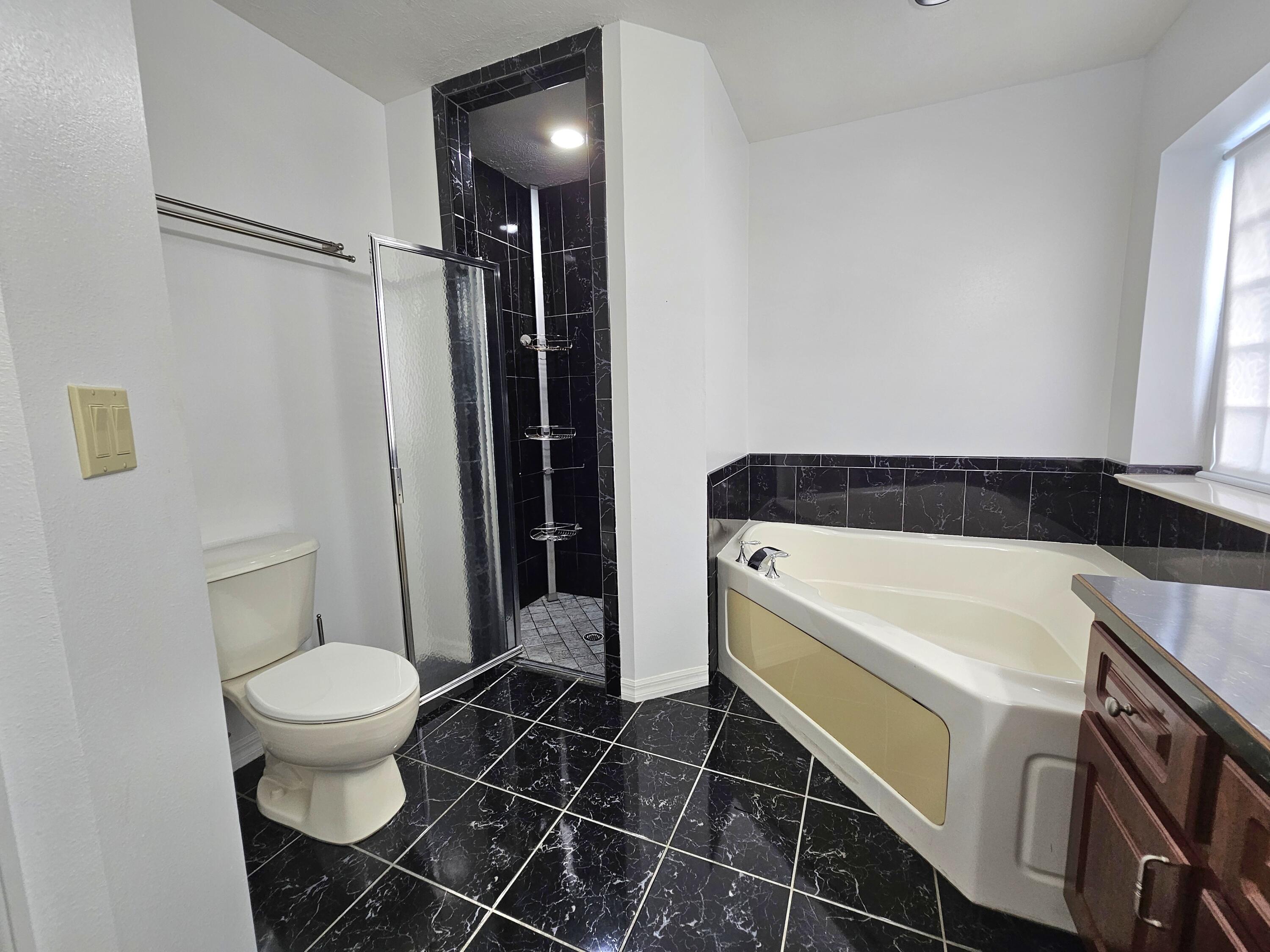 1514 Summer Road Lake Placid, FL 33852 - Photo 27 of 52 a bathroom with a bathtub and toilet