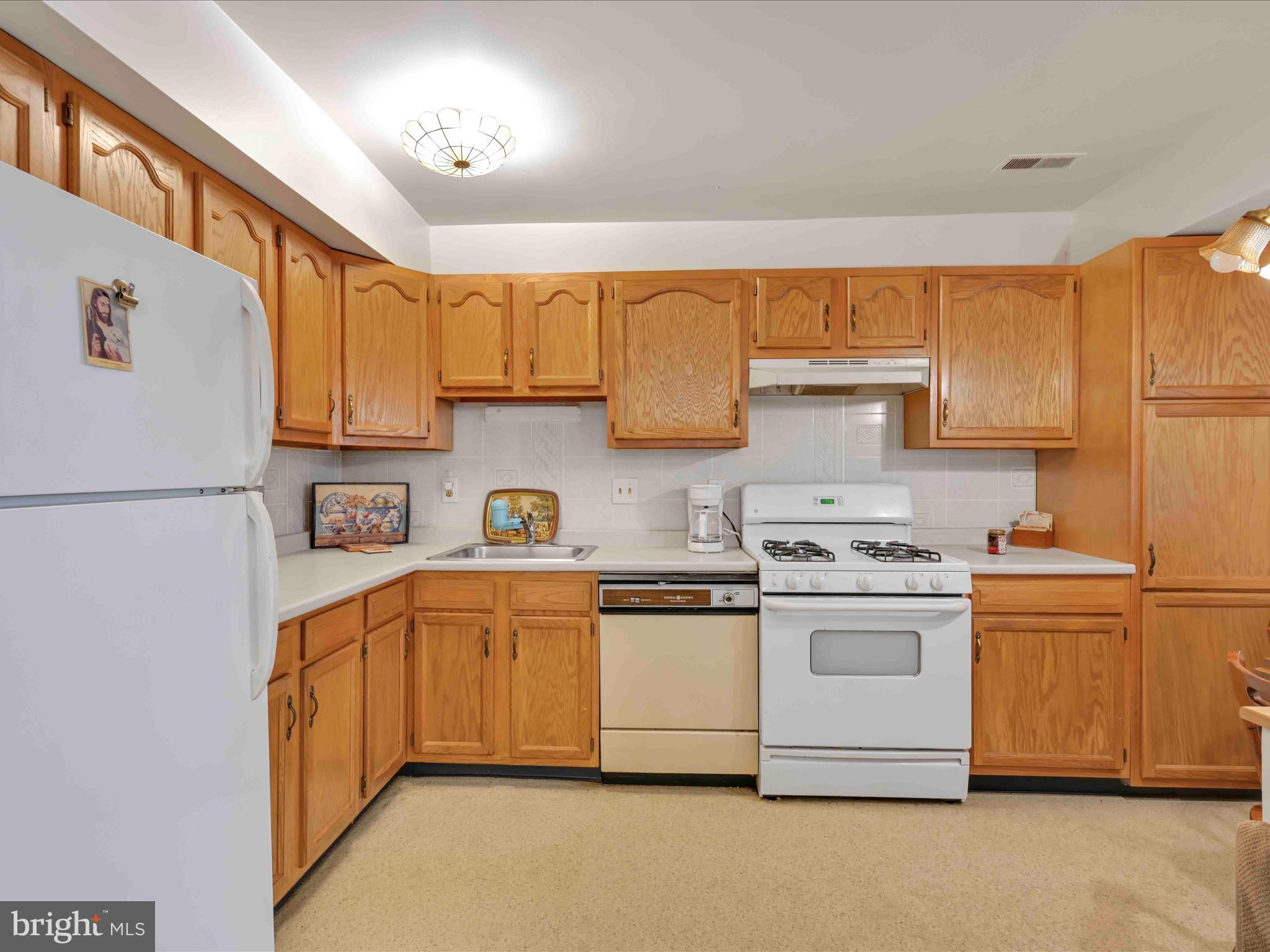 2914 State Hill Road, Unit D16 Reading, PA 19610 - Photo 15 of 28 Kitchen