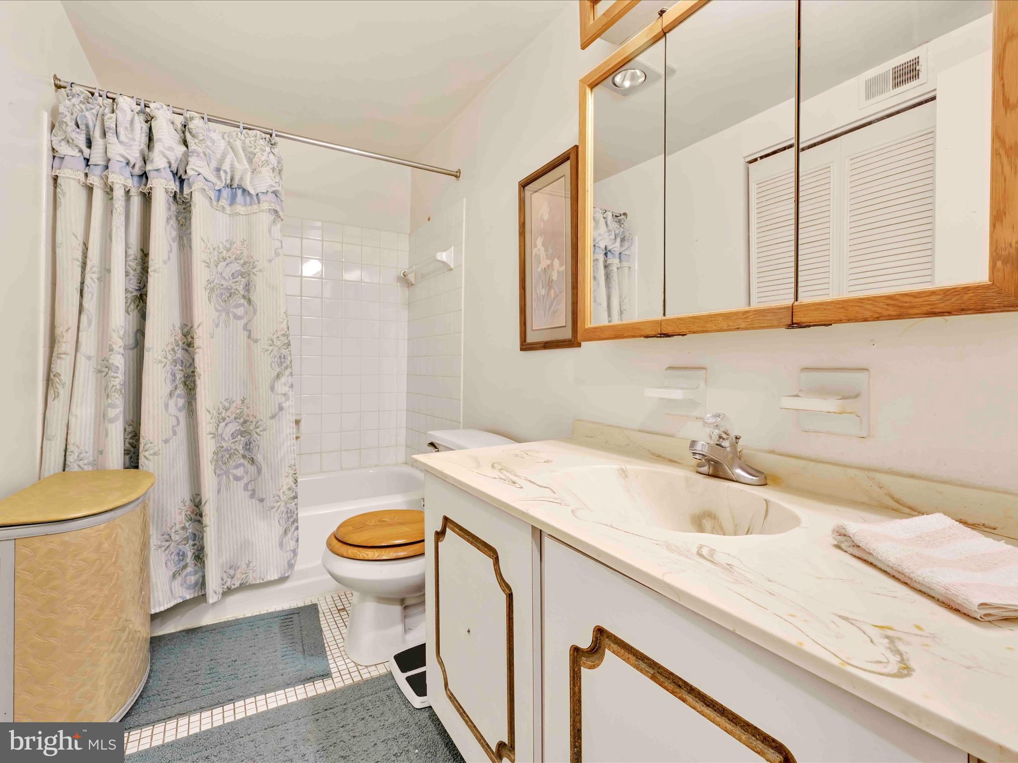 2914 State Hill Road, Unit D16 Reading, PA 19610 - Photo 23 of 28 Bathroom