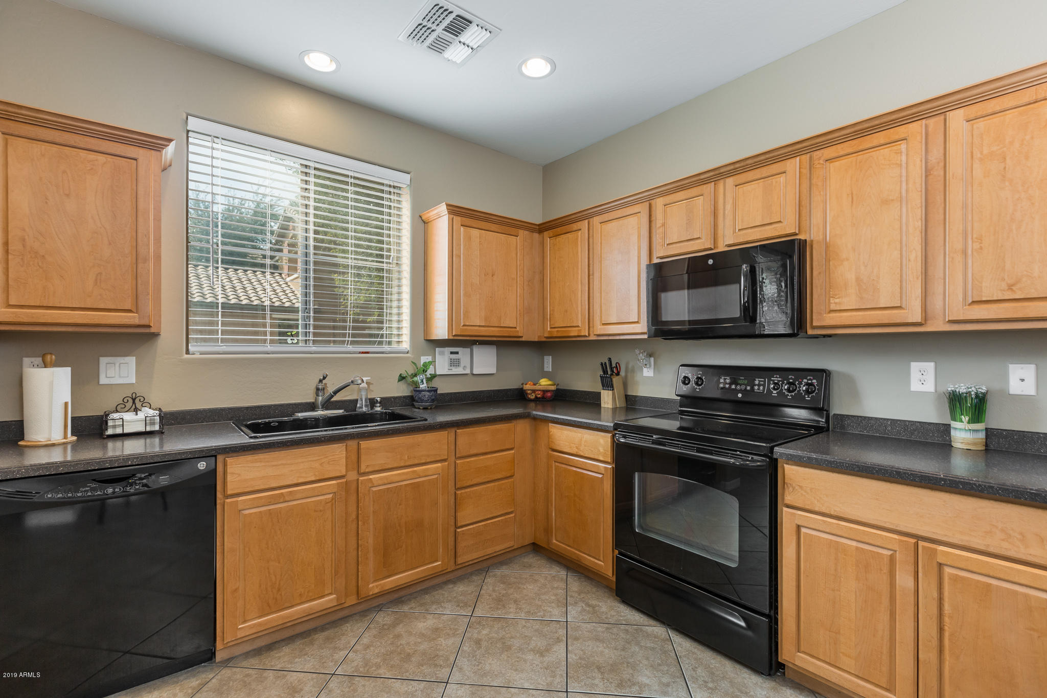 3934 South Rim Road Gilbert, AZ 85297 - Photo 7 of 39 10) KITCHEN