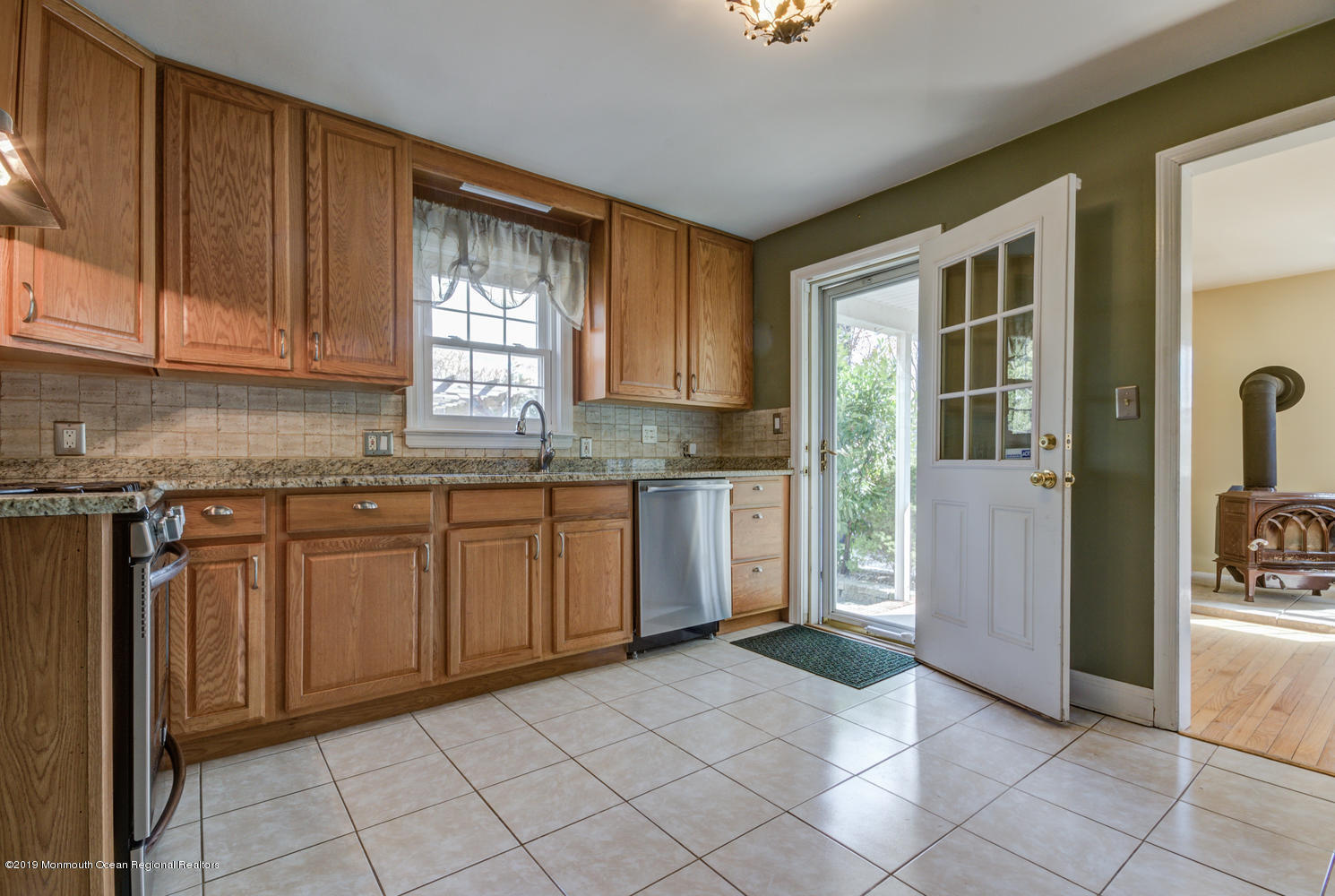 37 Ravine Drive Matawan, NJ 07747 - Photo 3 of 18 37 Ravine Dr Matawan NJ 07747-large-010-