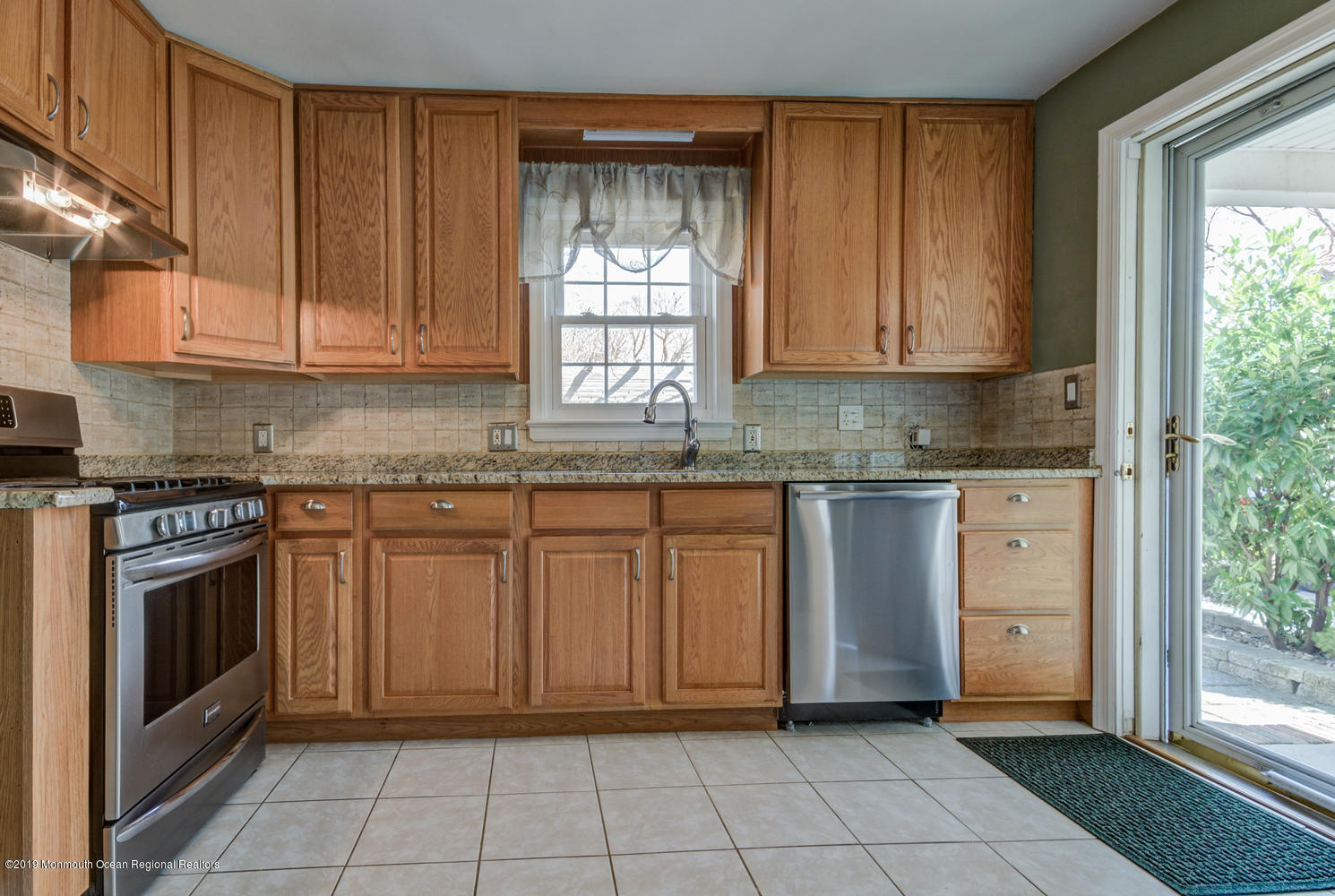 37 Ravine Drive Matawan, NJ 07747 - Photo 4 of 18 37 Ravine Dr Matawan NJ 07747-large-011-