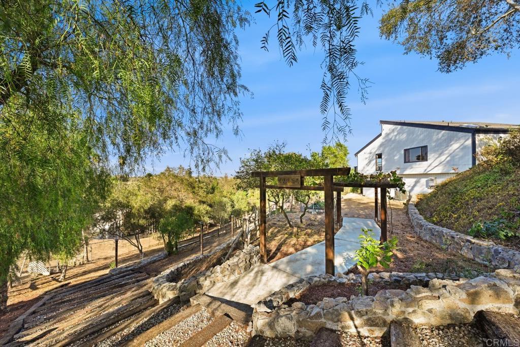 335 Morro Hills Road Fallbrook, CA 92028 - Photo 4 of 35 Exterior Front