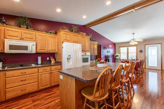 $830,000 | 57618 205th Avenue, Plainview, MN 55964