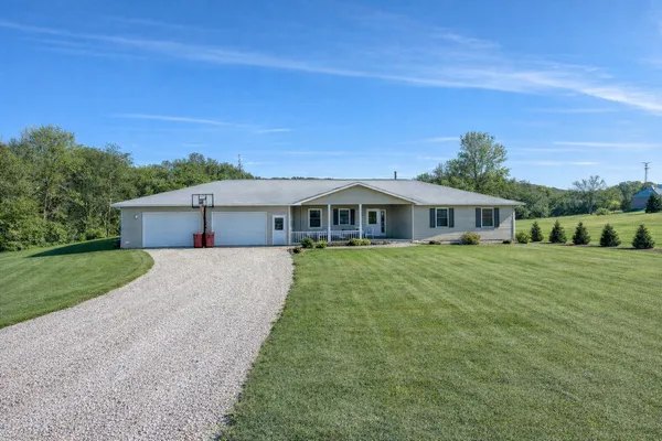 $799,900 | 57618 205th Avenue, Plainview, MN 55964