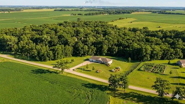 $799,900 | 57618 205th Avenue, Plainview, MN 55964