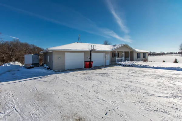 $799,900 | 57618 205th Avenue, Plainview, MN 55964