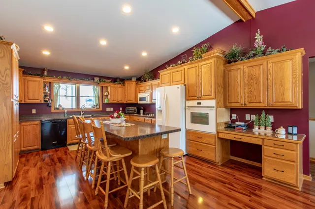 $830,000 | 57618 205th Avenue, Plainview, MN 55964