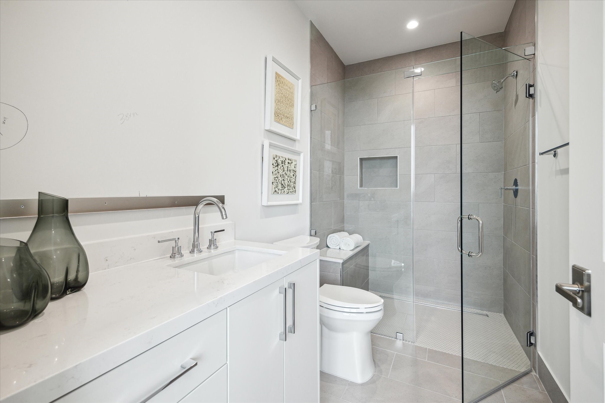 5656 San Felipe Street, Unit 701 Houston, TX 77056 - Photo 42 of 45 a bathroom with a sink toilet and shower