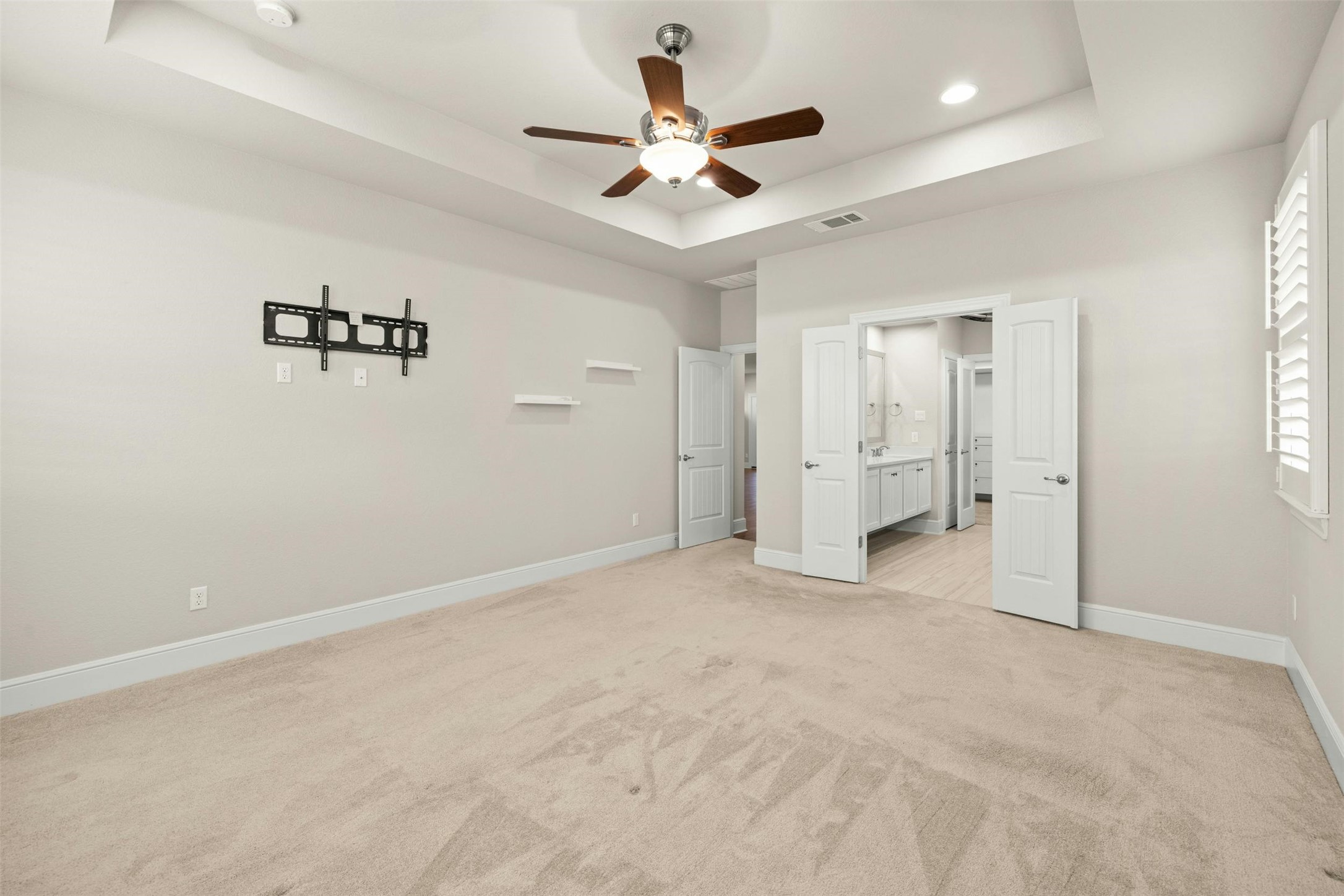 316 Crossvine Trail Georgetown, TX 78626 - Photo 20 of 37 an empty room with closet and a ceiling fan