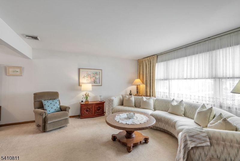 25 Madison Avenue Rochelle Park, NJ 07662 - Photo 3 of 17