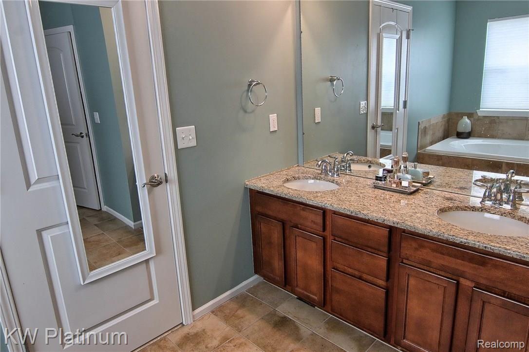 3558 Hogan Circle Rochester, MI 48307 - Photo 4 of 30 Master_Bathroom.jpg