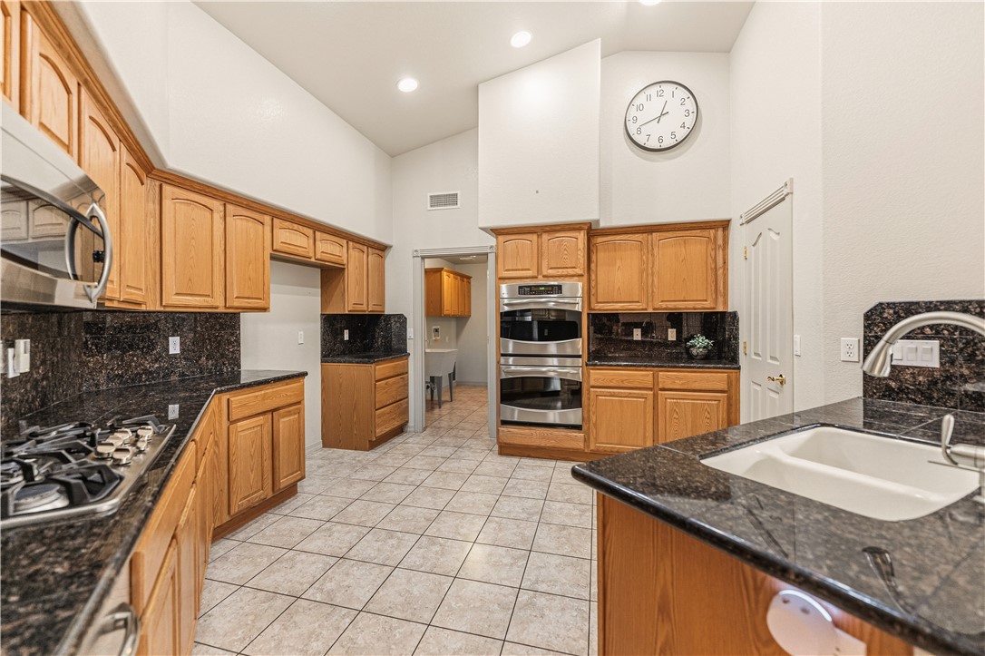 2940 Mountain Trail Road Kingman, AZ 86401 - Photo 11 of 53 a kitchen with stainless steel appliances granite countertop a sink and a stove