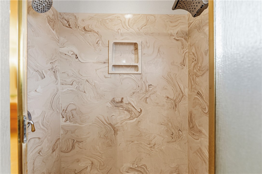 2940 Mountain Trail Road Kingman, AZ 86401 - Photo 23 of 53 a bathroom with a shower