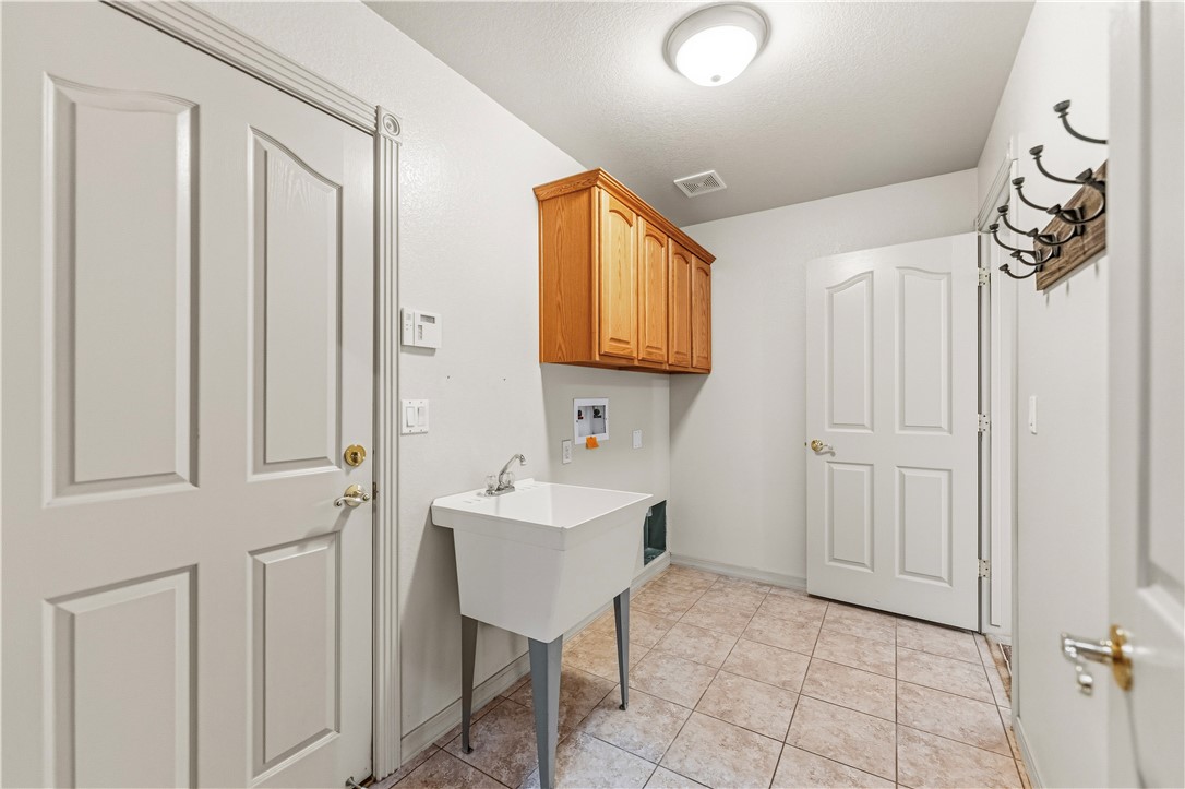2940 Mountain Trail Road Kingman, AZ 86401 - Photo 27 of 53 a bathroom with a sink a mirror and a shower
