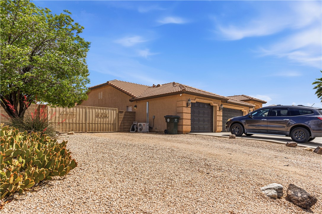 2940 Mountain Trail Road Kingman, AZ 86401 - Photo 46 of 53 a front view of a house with a yard
