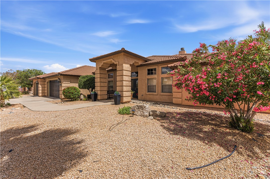 2940 Mountain Trail Road Kingman, AZ 86401 - Photo 48 of 53 a front view of a house with a yard