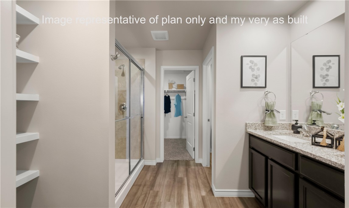 1503 Choctaw Road Sinton, TX 78387 - Photo 19 of 29 a en suite bathroom with a sink mirror and shower