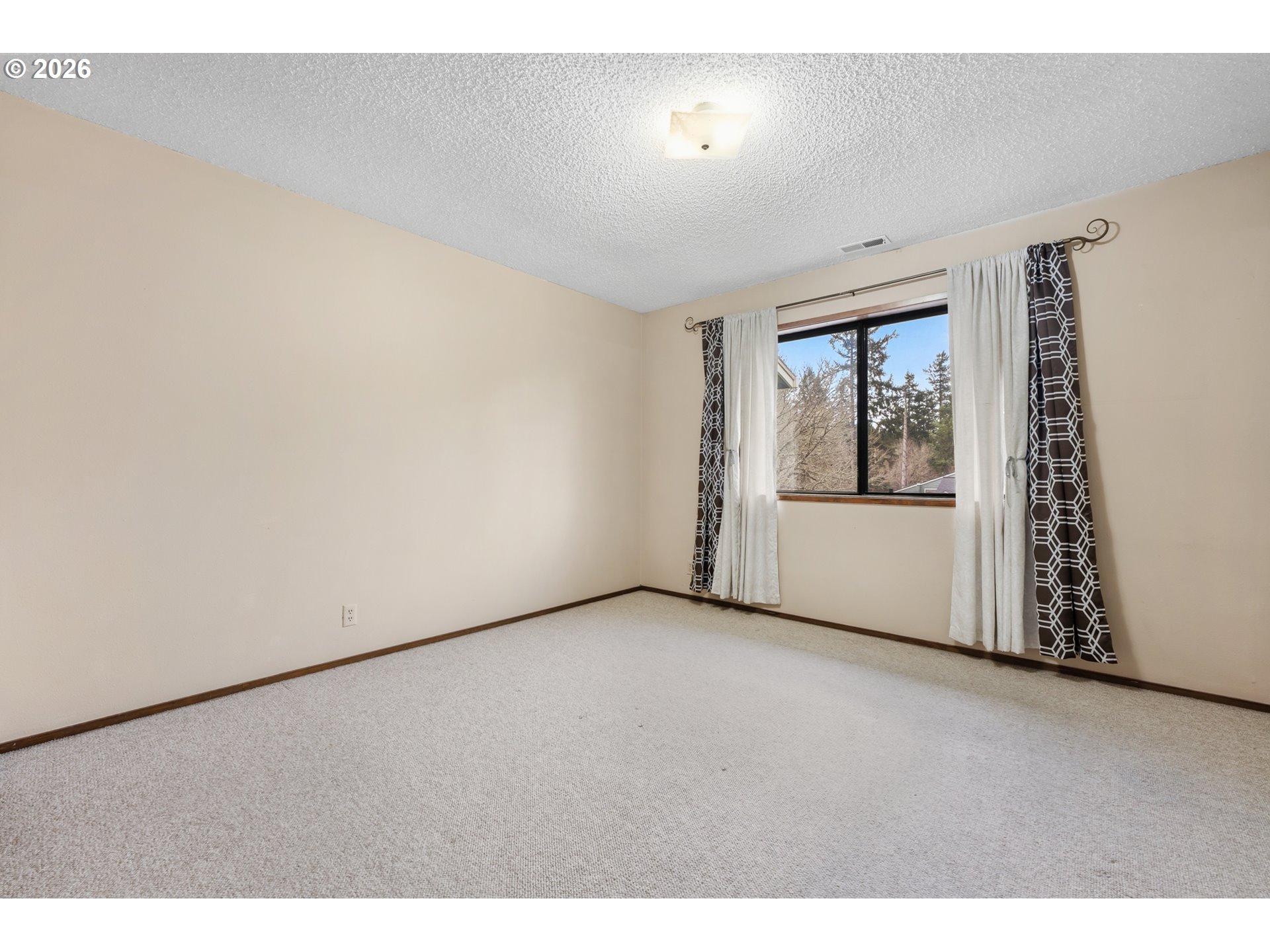 14807 Southwest 106th Avenue Portland, OR 97224 - Photo 21 of 37 a view of empty room with window