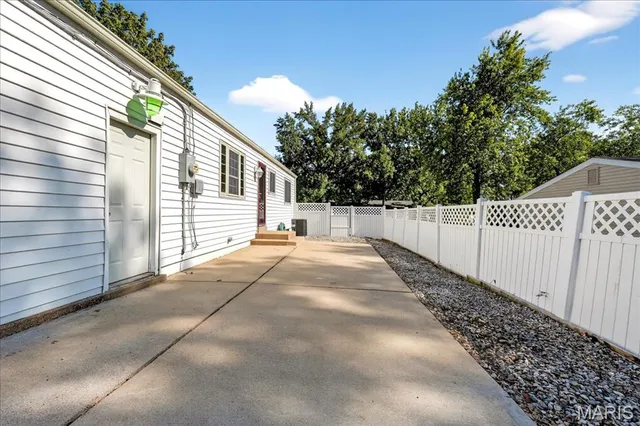 $199,500 | 1748 Spring Forest Lane, Hazelwood, MO 63042