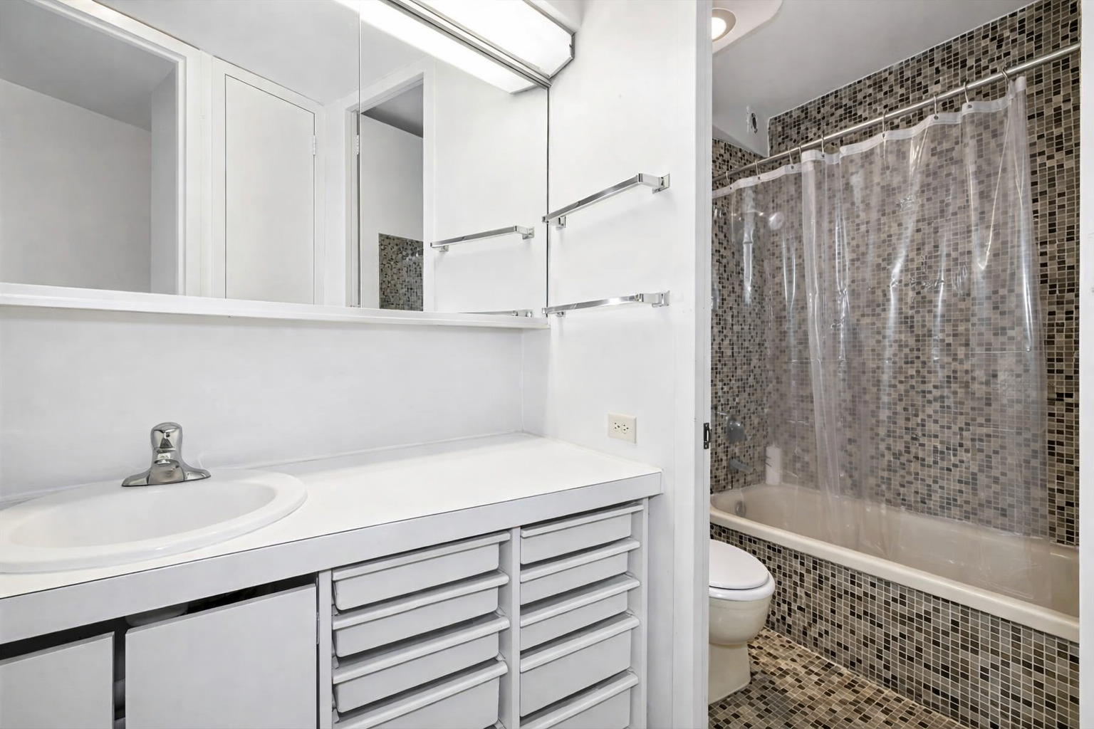 300 North State Street, Unit 2504 Chicago, IL 60654 - Photo 5 of 9