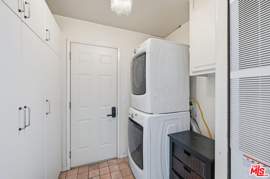 29500 Heathercliff Road, Unit 170 Malibu, CA 90265 - Photo 20 of 38 a bathroom with a double vanity sink and a mirror