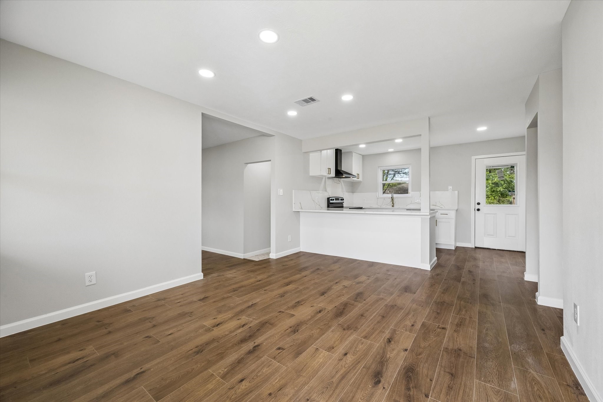 4203 Mowery Road Houston, TX 77047 - Photo 3 of 16 Welcome home! Lovely open concept