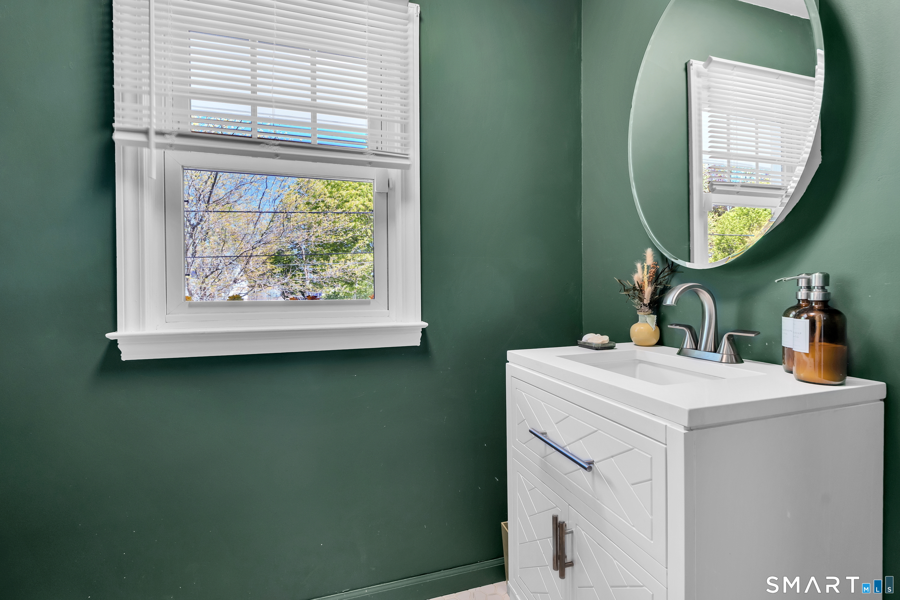 62 Edgewood Way New Haven, CT 06515 - Photo 16 of 39 1st floor half-bath