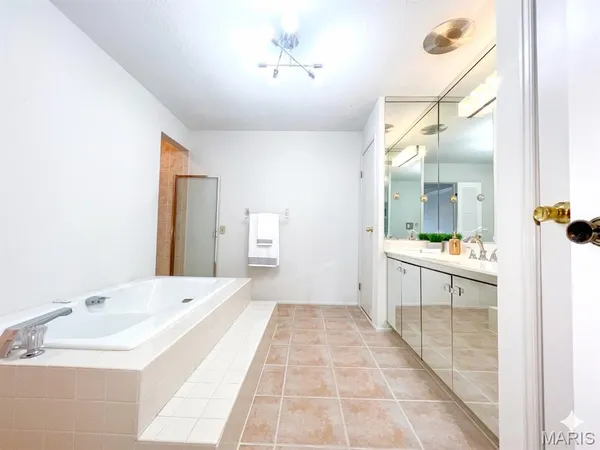 $219,000 | 514 Coeur De Royale Drive, Unit 404, Creve Coeur, MO 63141