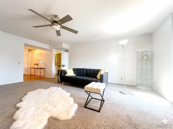 $219,000 | 514 Coeur De Royale Drive, Unit 404, Creve Coeur, MO 63141