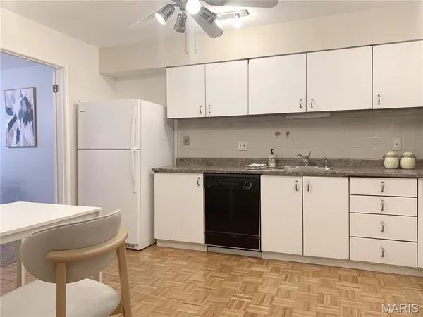 $219,000 | 514 Coeur De Royale Drive, Unit 404, Creve Coeur, MO 63141