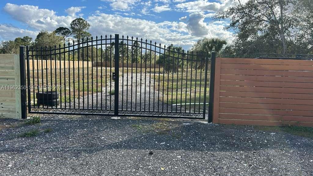 648 Hunting Club Avenue Clewiston, FL 33440 - Photo 5 of 22 a view of a garden