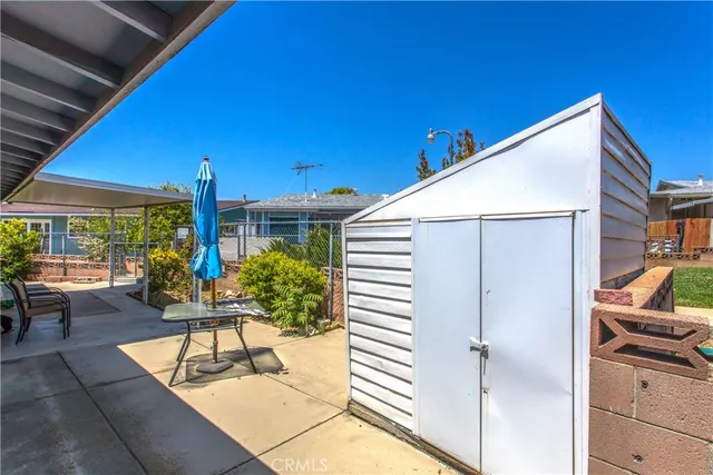 a dinning table and chairs in the patio