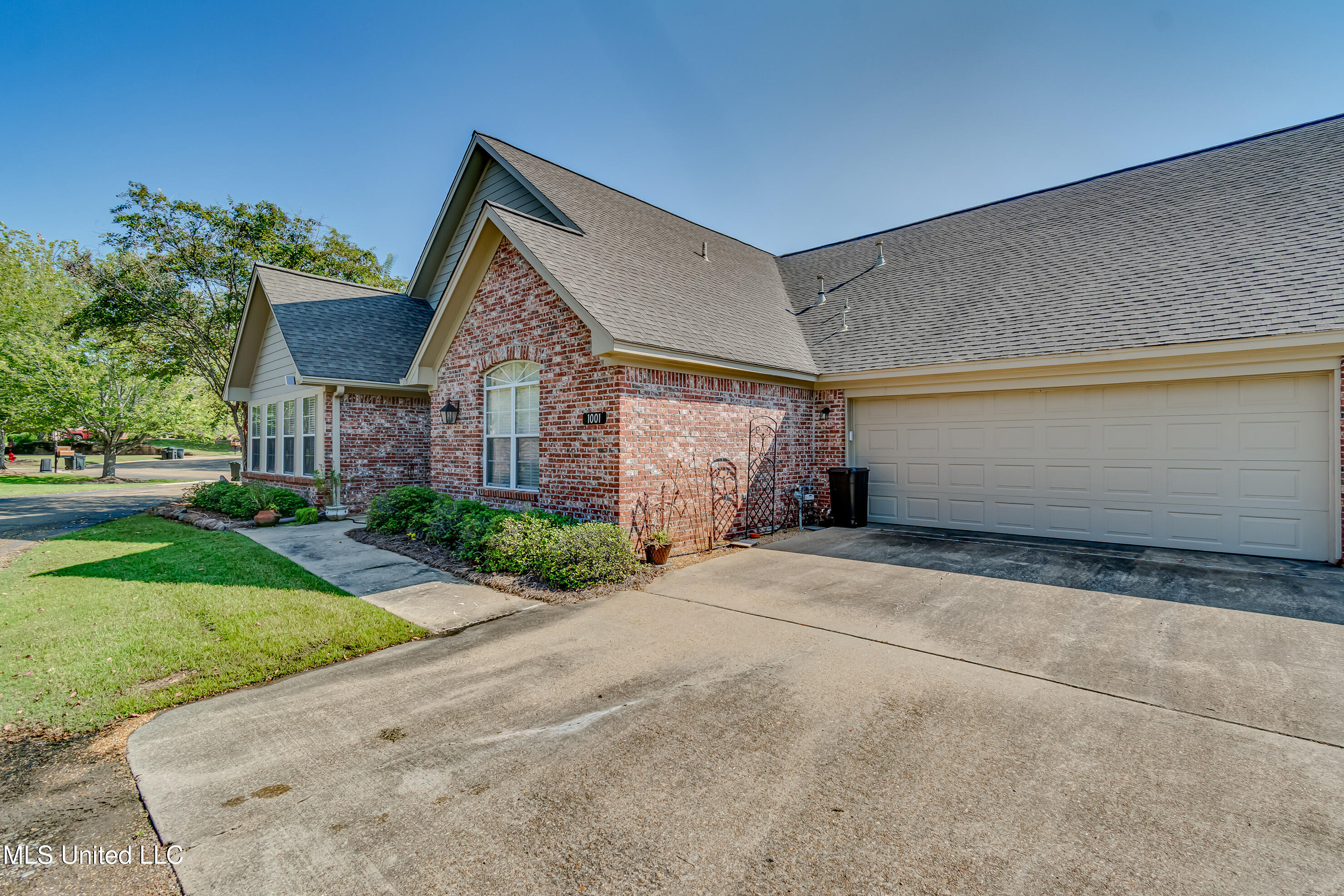 1001 Charmant Place Ridgeland, MS 39157 - Photo 36 of 40 2 car garage