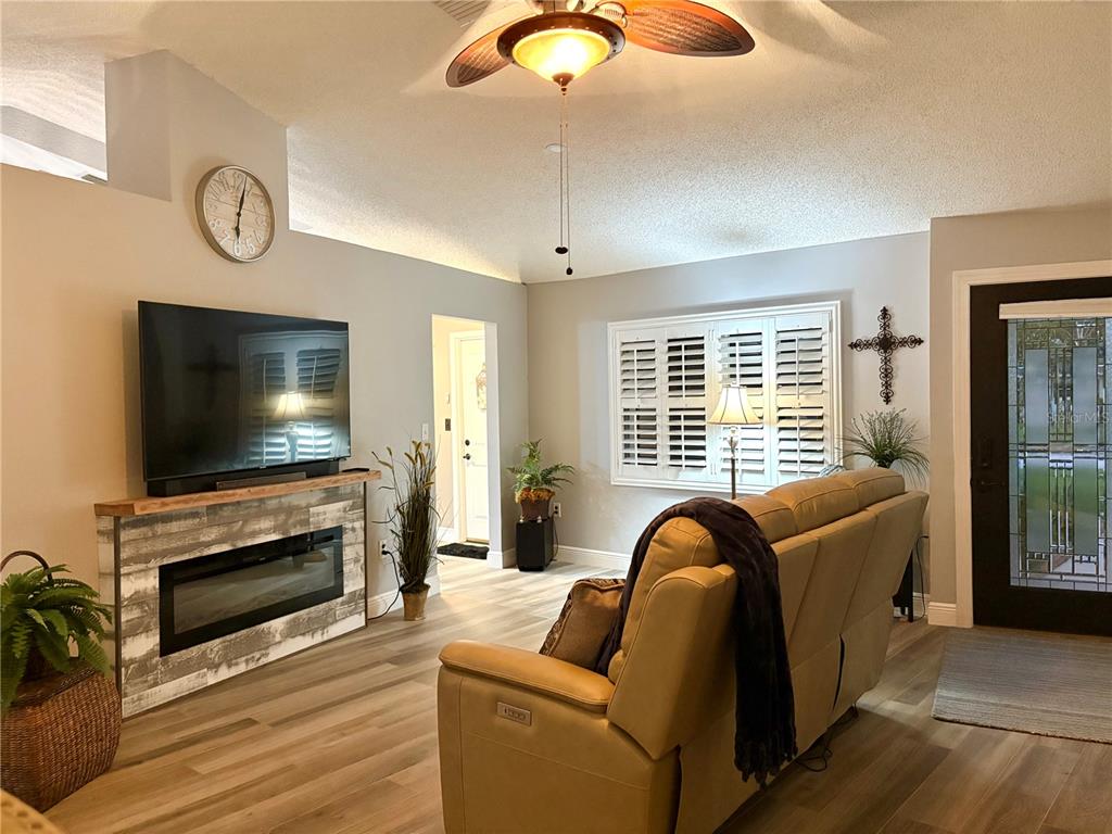 802 Woodhill Court Palm Harbor, FL 34683 - Photo 4 of 20 a living room with furniture and a flat screen tv