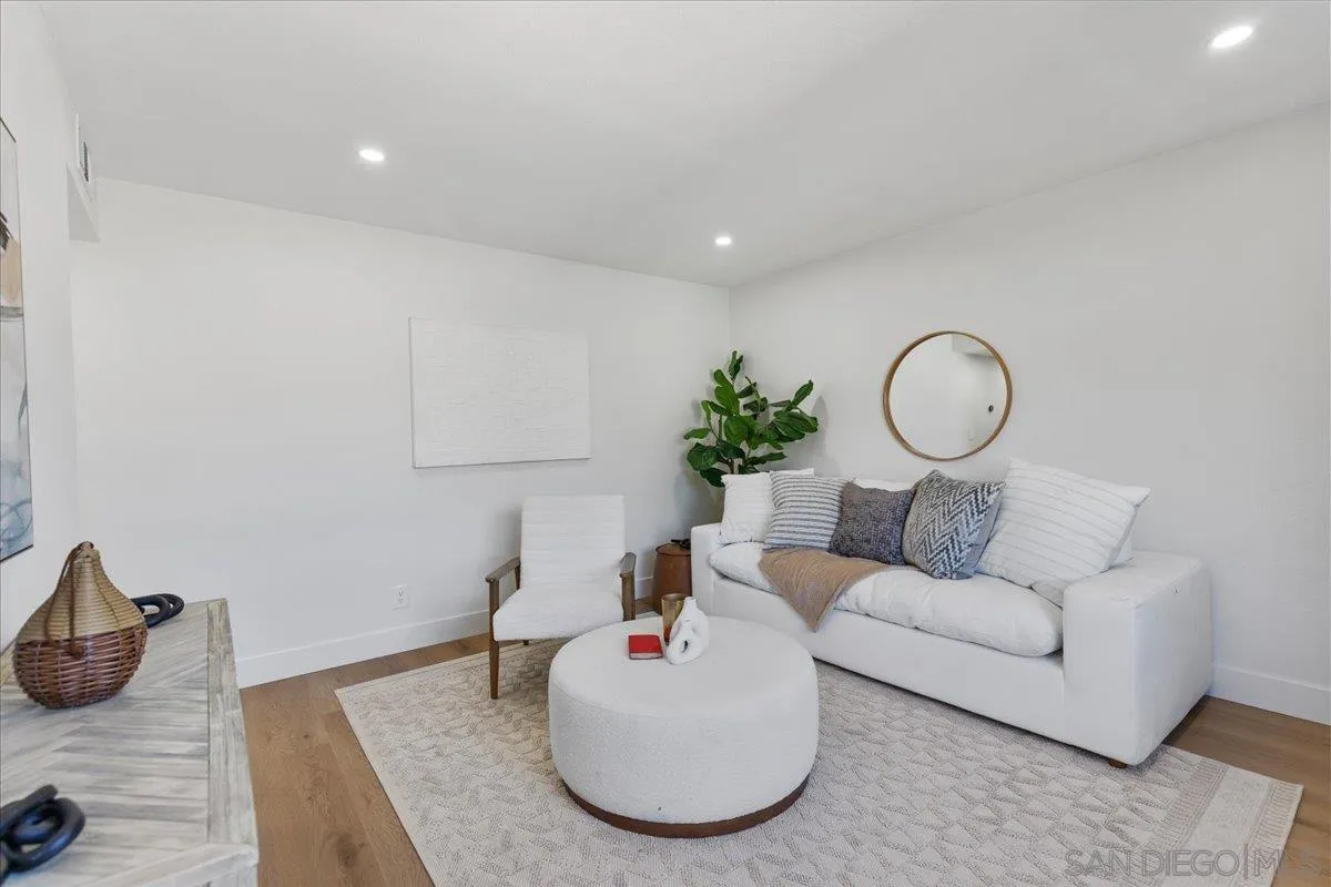 1572 Stone Edge Circle El Cajon, CA 92021 - Photo 5 of 34 a living room with furniture